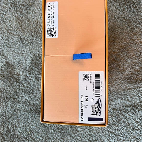 *BRAND NEW* Louis Vuitton Blue Skate Sneaker(received as a 🎁 are too small) - Picture 8 of 11